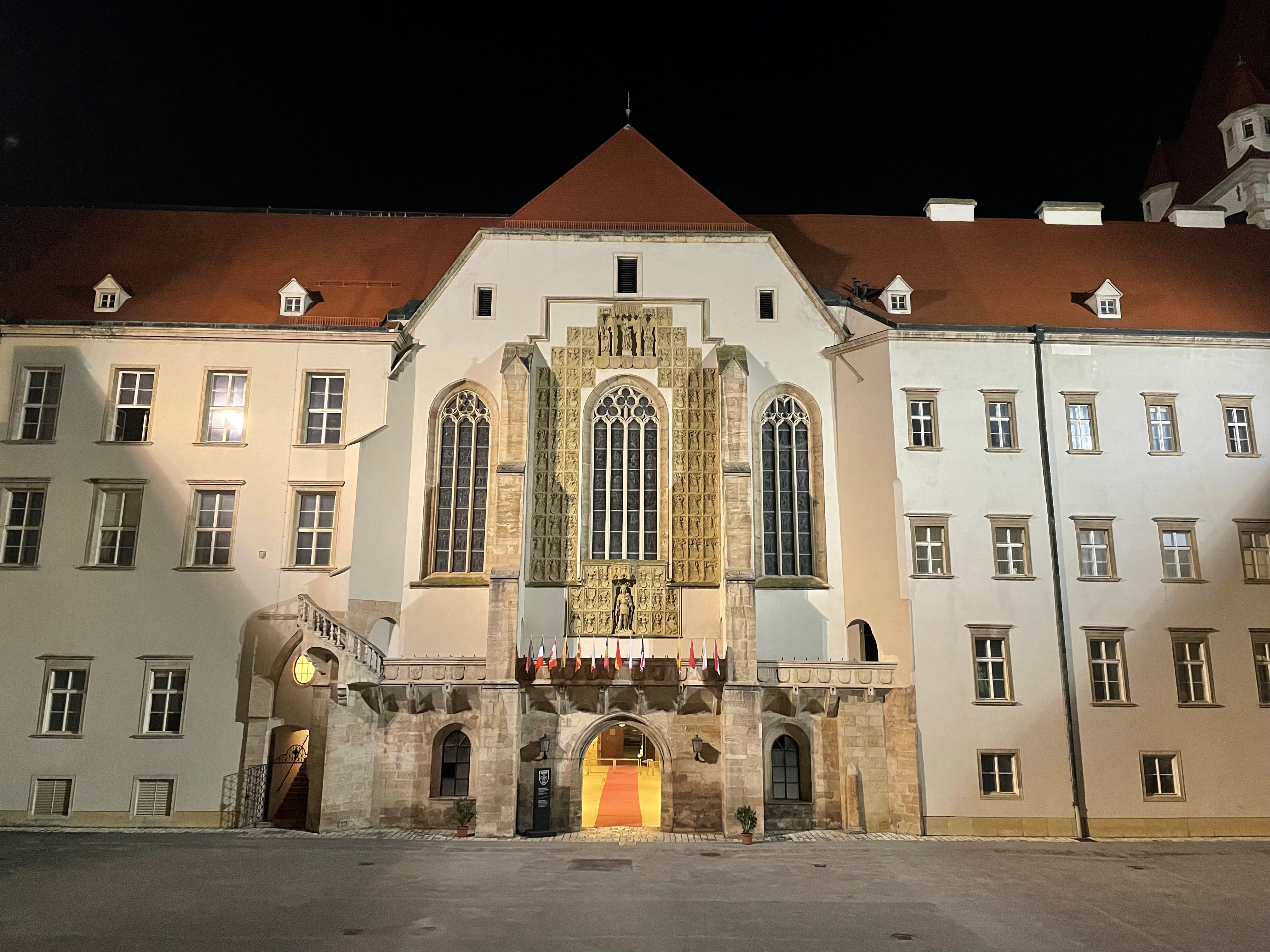 Widok z placu zamkowego na katedrę św. Jerzego plac wewnątrz akademii